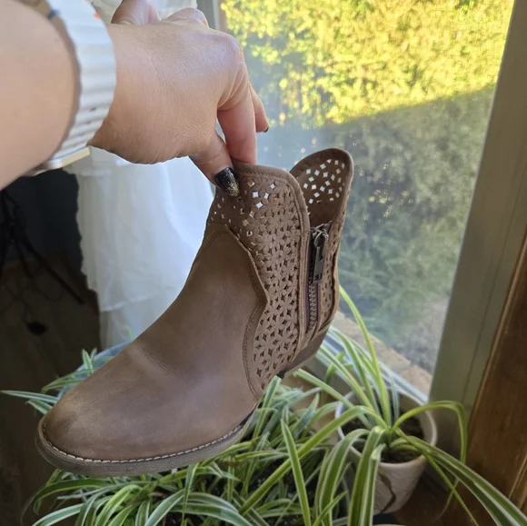 Tribal Brown Perforated Ankle Booties Circle G by Corral SZ 9 - Picture 4 of 4